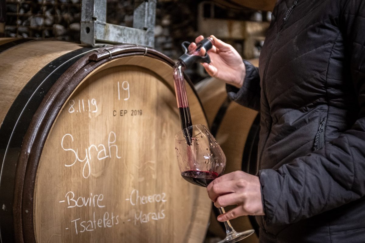 Vigneron indépendant à Miège avec vins blancs, rouges et fûts de chêne au Domaine Claudy Clavien en Valais
